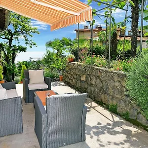 Charming Getaway W Panoramic Sea Views And Rewarded Garden Apartment